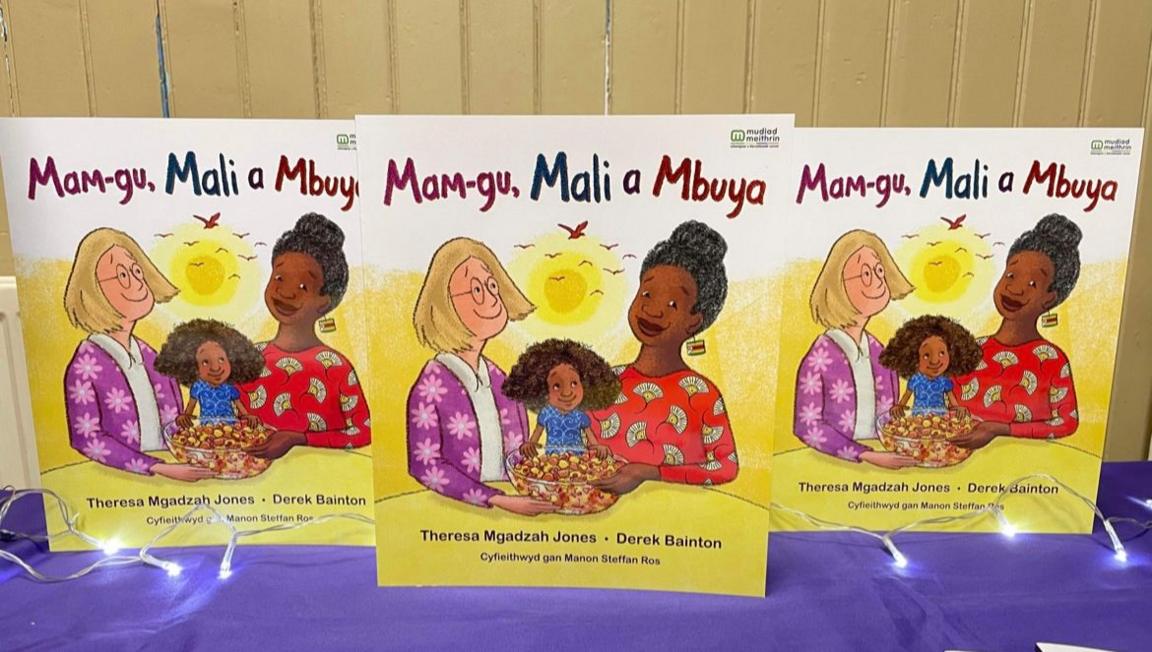 Penllanw cynllun AwDUra yw cyhoeddi y llyfr cyntaf "Mam-gu, Mali a Mbuya"