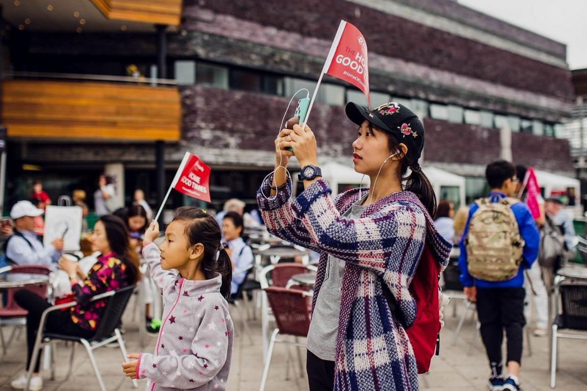 Ymwelwyr o Tsieina, Li Dan Fu a Yu Jie Fu, yn mwynhau eu Eisteddfod cyntaf // Li Dan Fu and Yu Jie have travelled from China to Cardiff Bay for a taste of Welsh culture