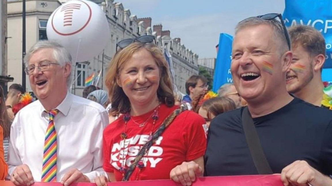 Mark Drakeford a Jeremy Miles yng ngorymdaith Pride Cymru 2023