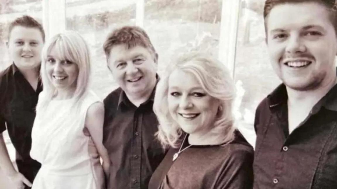 Annette gyda'i diweddar ŵr Gwyn a'r plant Heledd, Ynyr a Bedwyr.