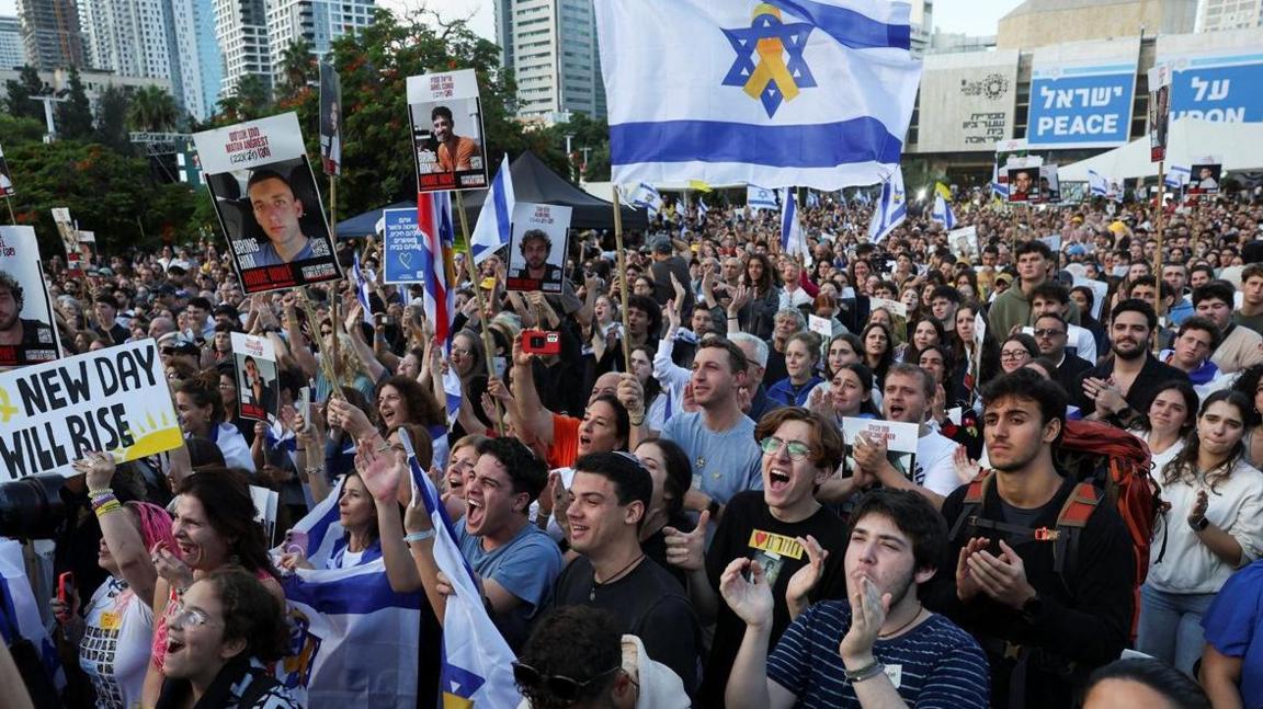 Crowds in Israel waiting for hostages to be released