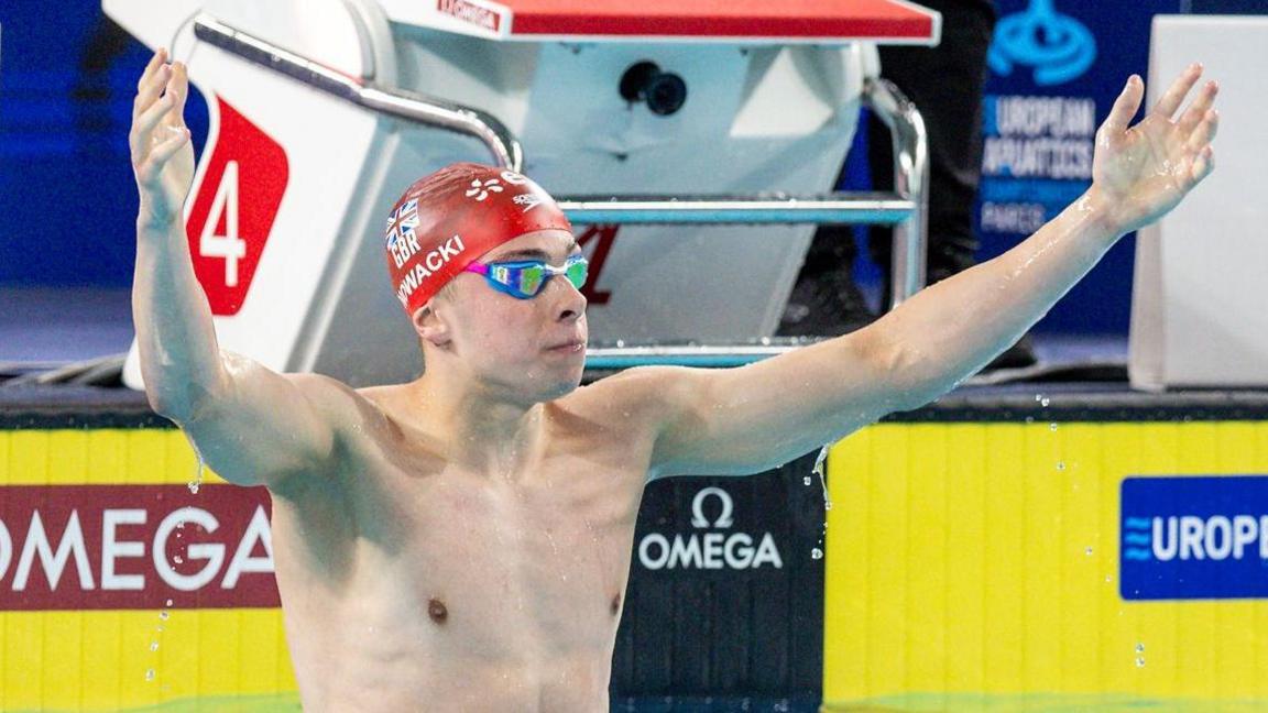 Filip Nowacki celebrate winning European gold