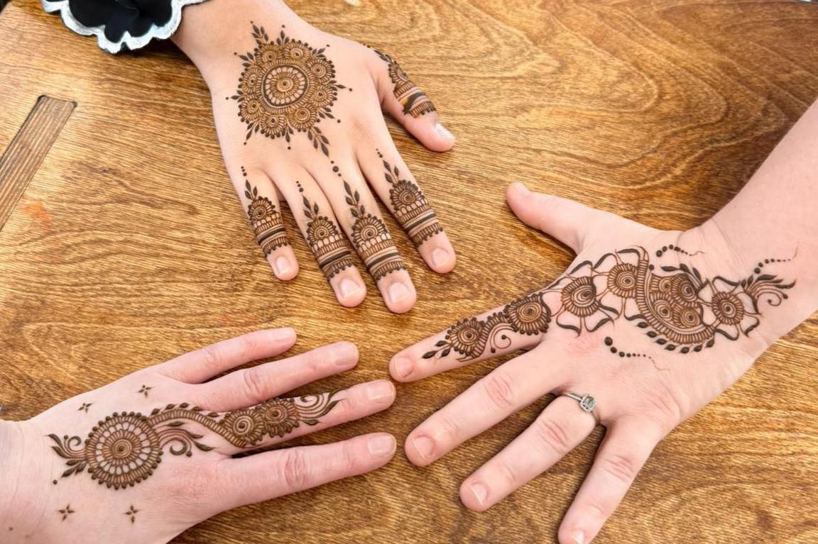 Dwylo addurniedig Isra, Llio a Lois