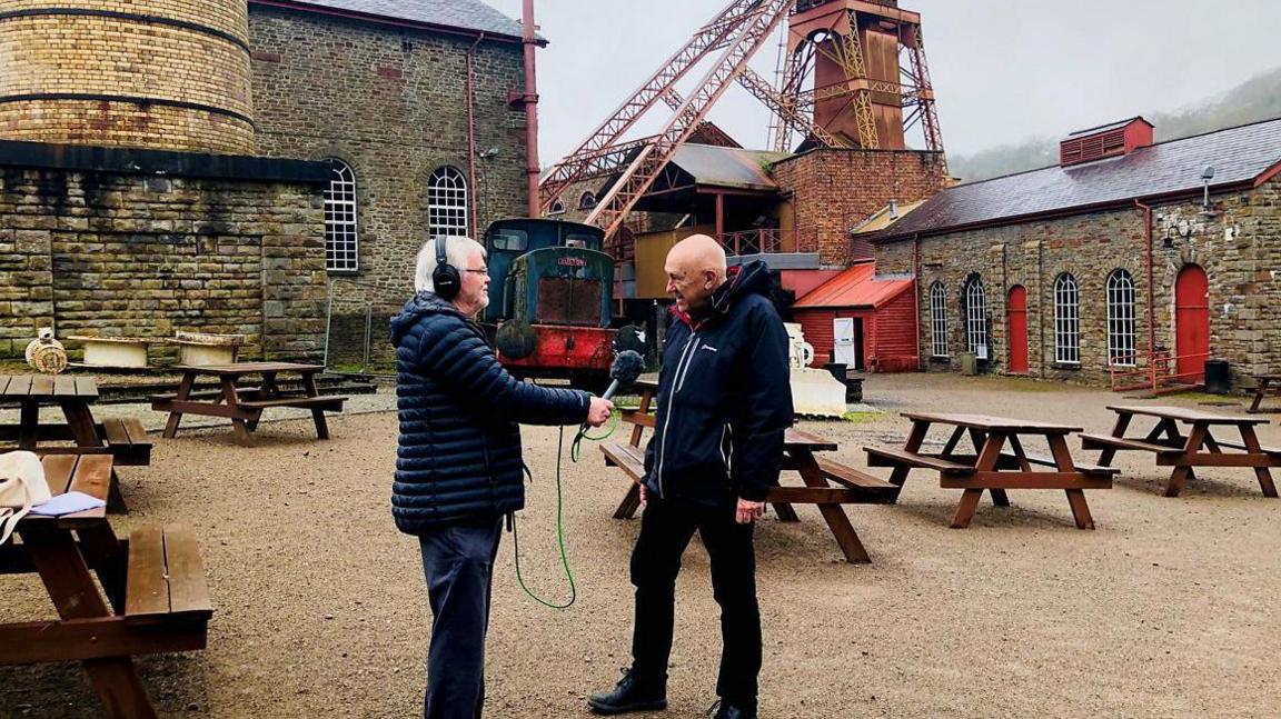Dei yn recordio rhaglen abennig o'r Rhondda ar gyfer ei raglen ddydd Sul sy'n cynnwys sgyrsiau am Gymru, ei phobl a'i diwylliant