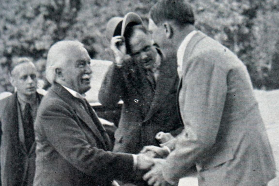 David Lloyd George ac Adolf Hitler yn ysgwyd llaw