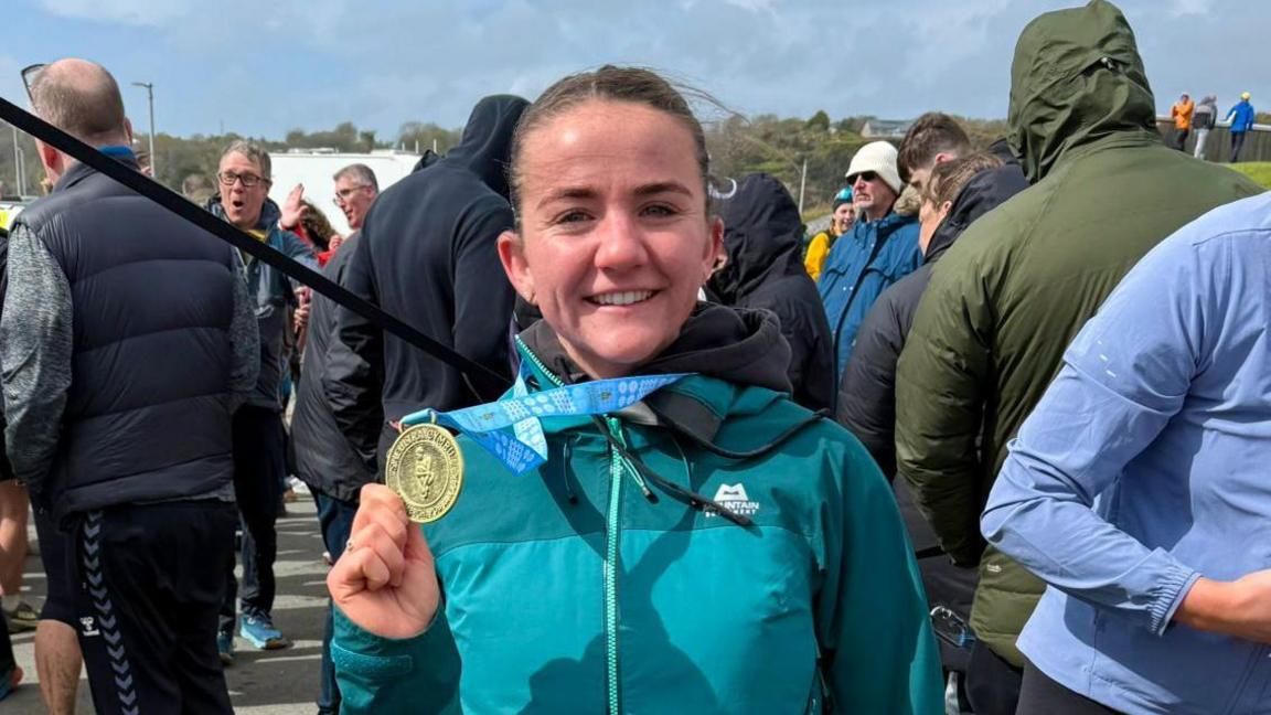 Ariannell yn gwisgo ei medal She Ultra