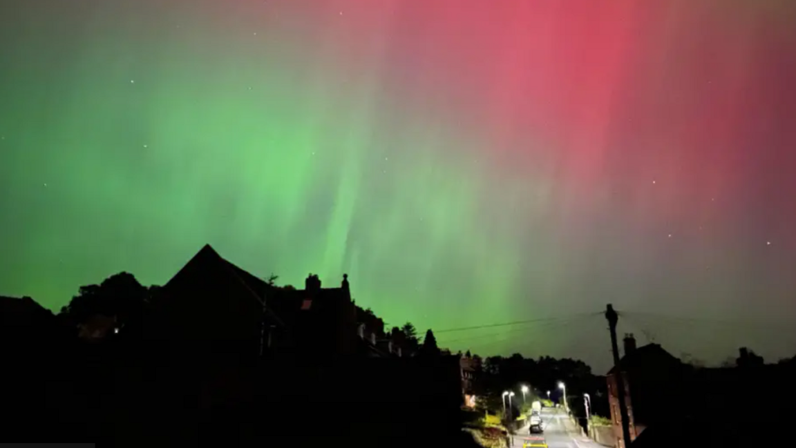 An image of the green and pink Northern Lights in Derbyshire