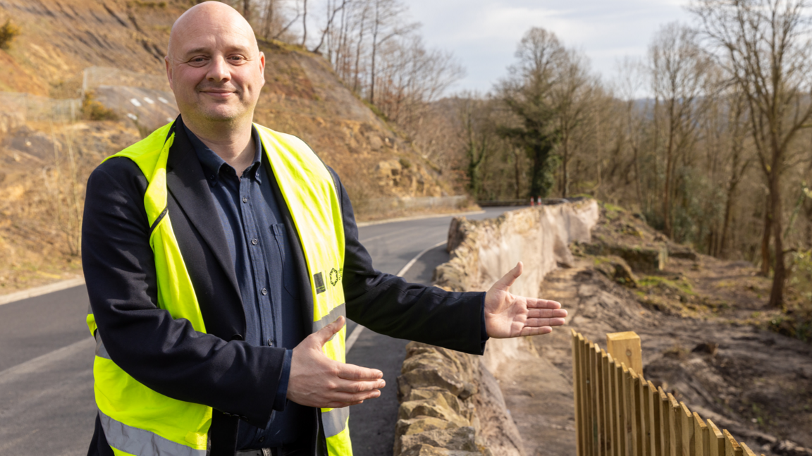 Cllr Lee Carter at Jiggers Bank repairs