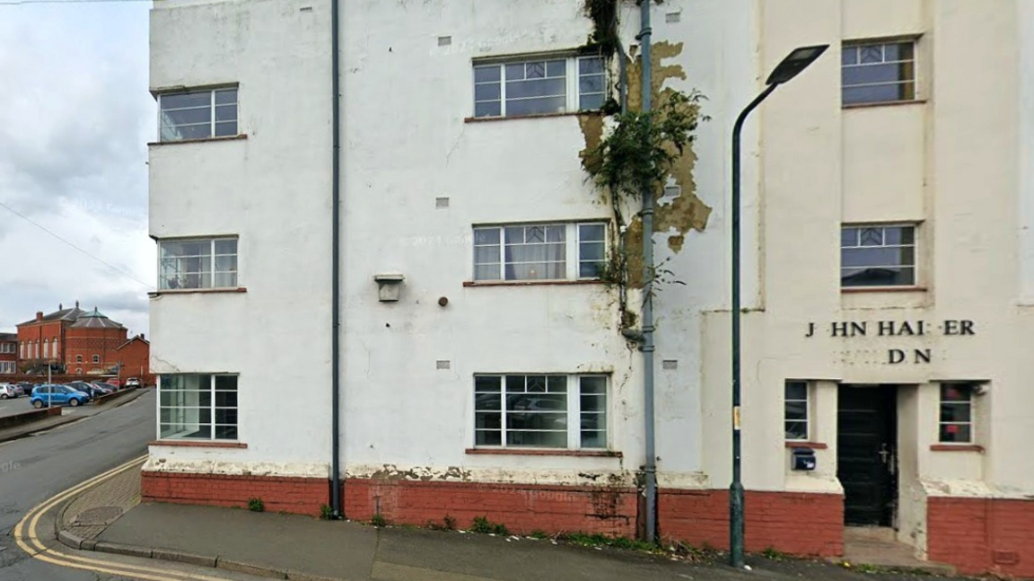 A now derelict four-storey 1930s block of social housing