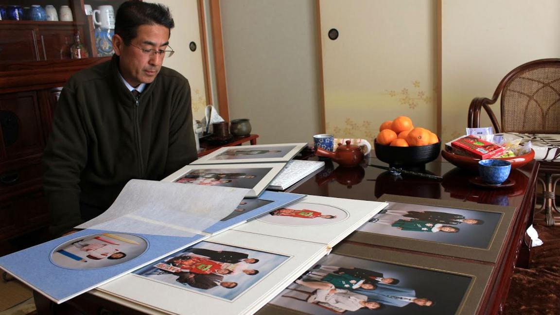 Yasuo Takamatsu at home with his family albums (Photo: Hiromi Tanoue)