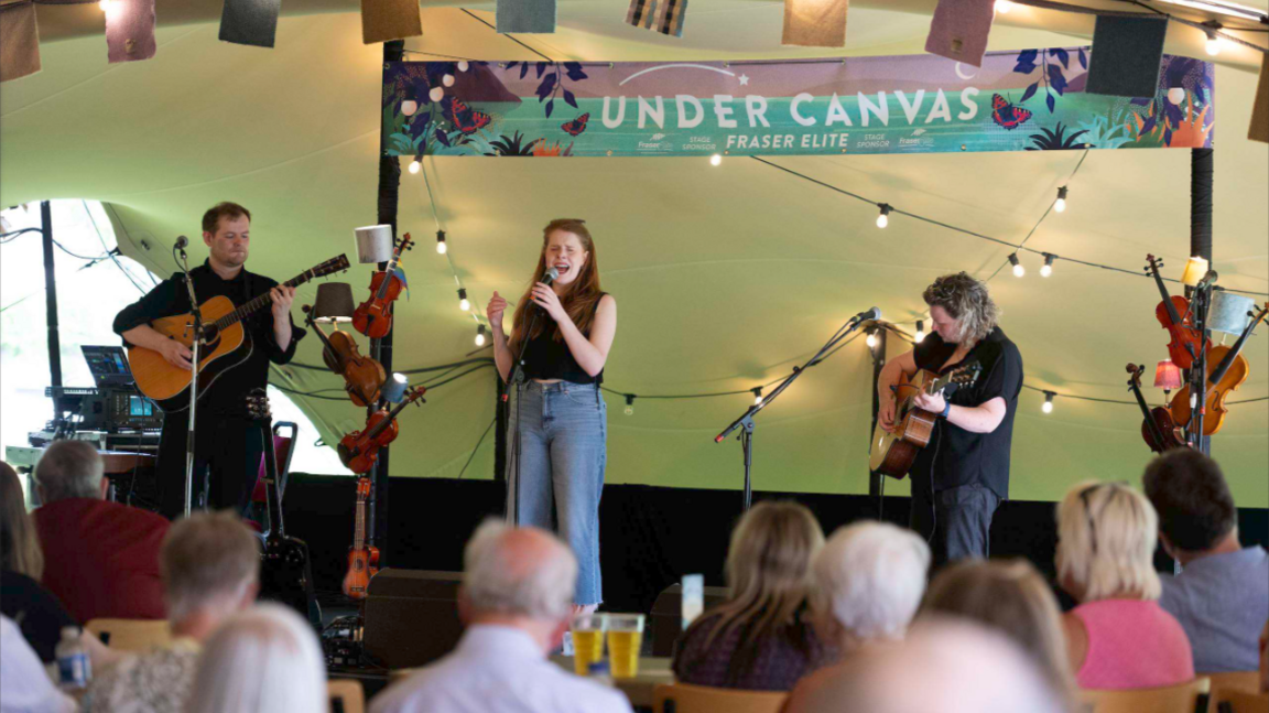Hannah Rarity a' seinn aig Fo-Chanabhas