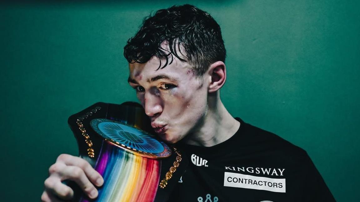 Colm Murphy with the Commonwealth title belt 