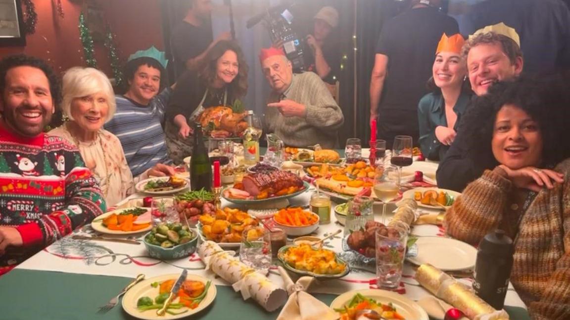 Cast yr olygfa yn y cartref Cymreig