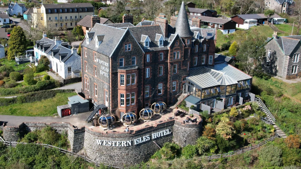 Tha an Western Isles Hotel air aon dha na làraichean anns an fhilm