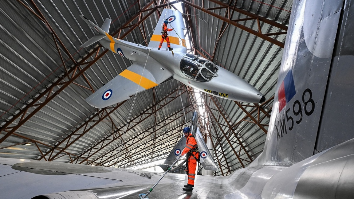 Men cleaning jets