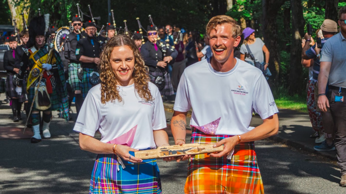 Kara Hanlon agus Stephen Libby a' giùlain batan an Rìgh