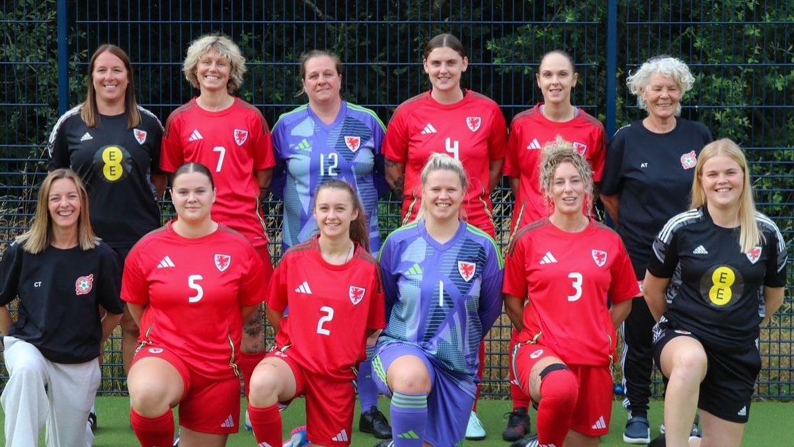 Tîm a staff hyfforddi Cwpan y Byd Digartref menywod Cymru