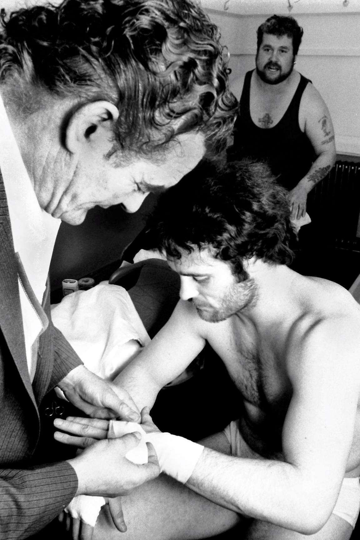 Pearce's father Wally taping his hands before the Syben fight in London