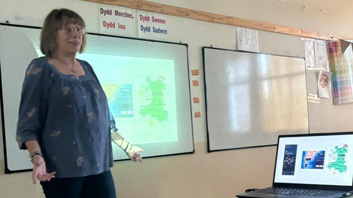 Soniodd Clare Vaughan am ei phrofiad o gael ei hurddo i’r Orsedd yn Wrecsam eleni, ac am ddysgu Cymraeg fel ail iaith