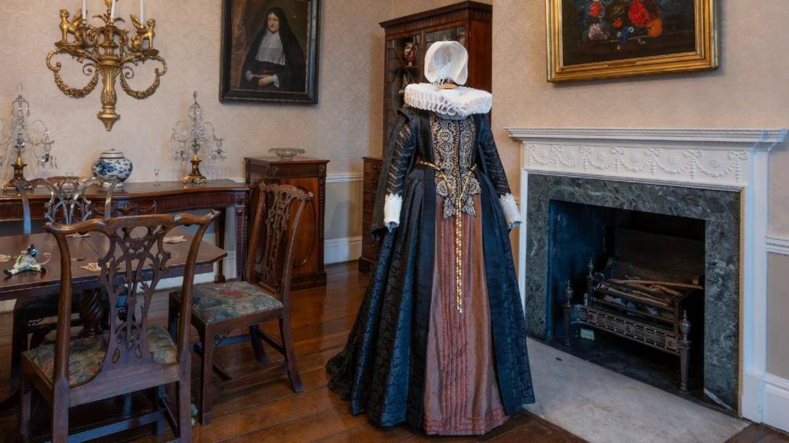 A black silk bodice and bronze skirt under a black silk in the style of 17th century Amsterdam