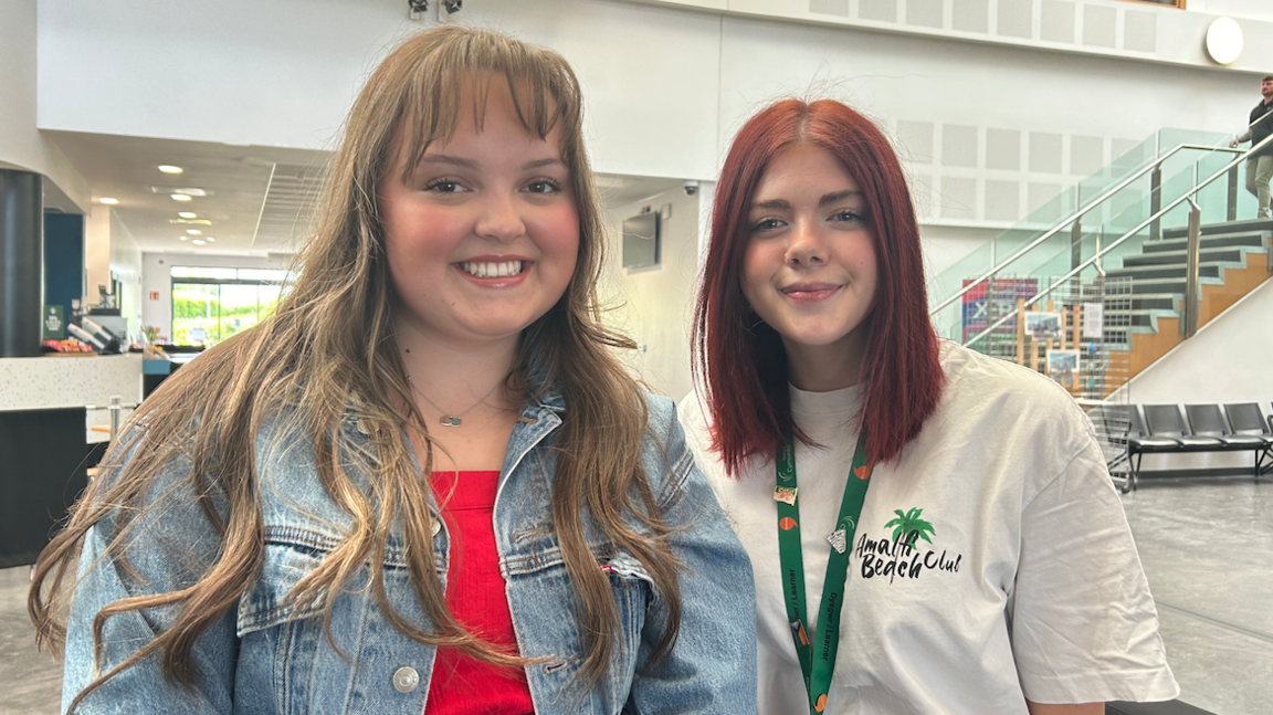 Eve Thomas, crys coch a siaced las. Sofia Earles, crys-t gwyn.