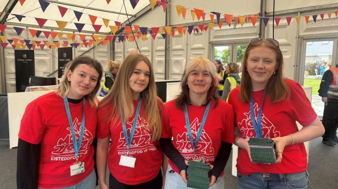 Ffion, Tesni, Morgan ac Erin o Ysgol Syr Thomas Jones yn barod i groesawu pawb!