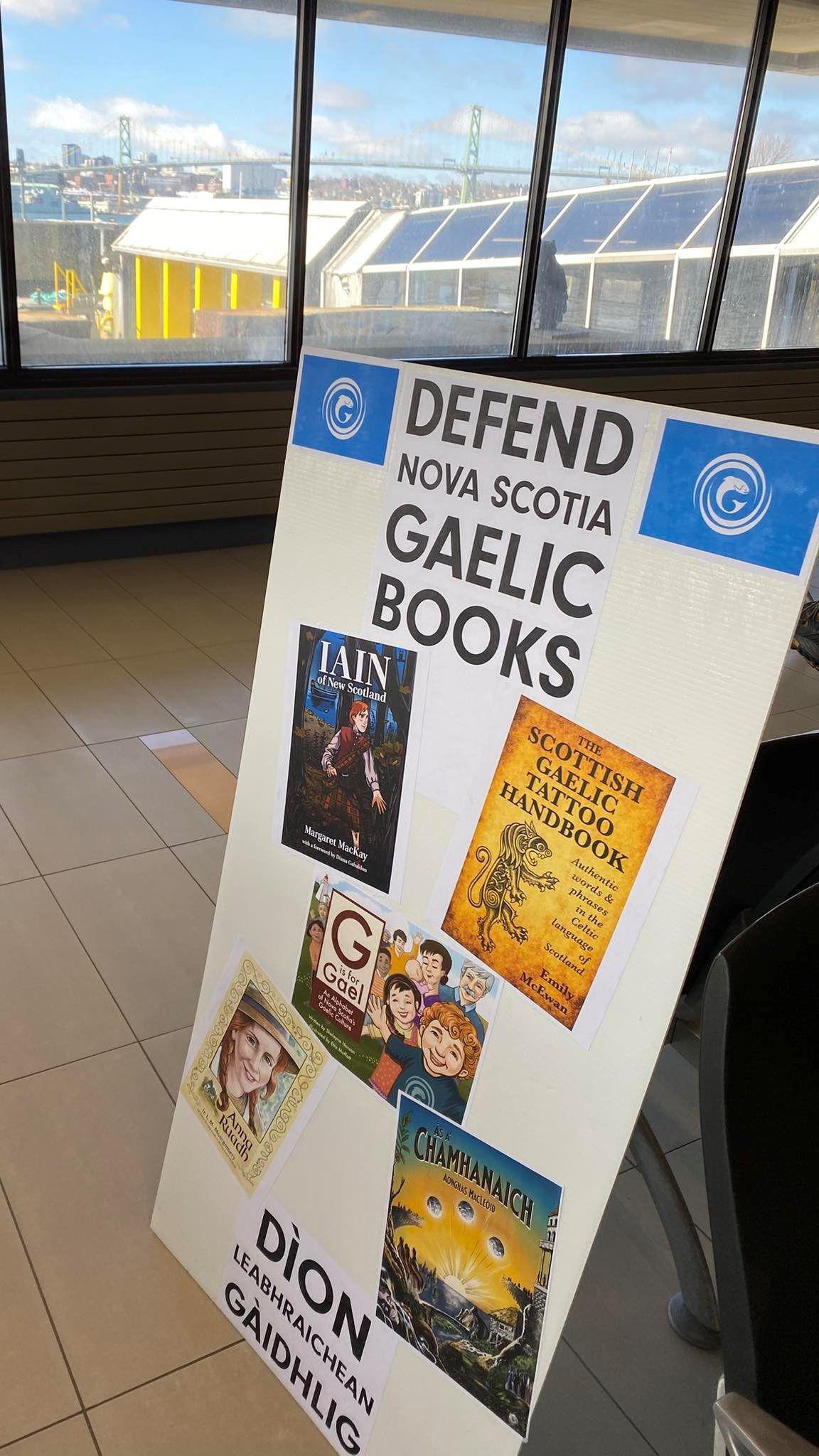 Postair ag iarraidh dìon air leabhraichean Gàidhlig