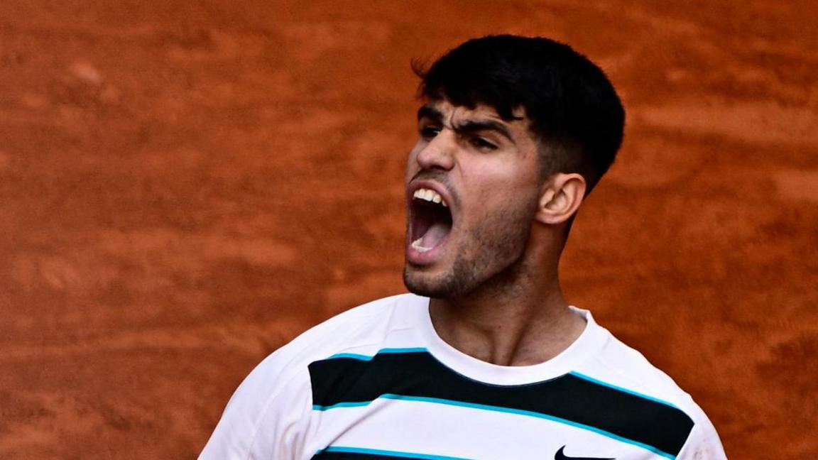 Carlos Alcaraz celebrates during French Open fourth round match against Ben Shelton on Court Philippe Chatrier