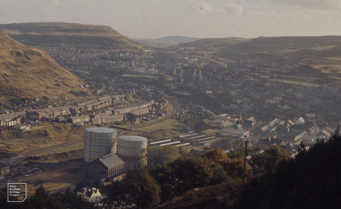 Yr olygfa i lawr y cwm o Glyn Cornel, 28 Hydref 1972. O'r chwith i'r dde: Trealaw, Rhondda Fawr, Pen y Graig, Tonypandy, Clydach Vale.