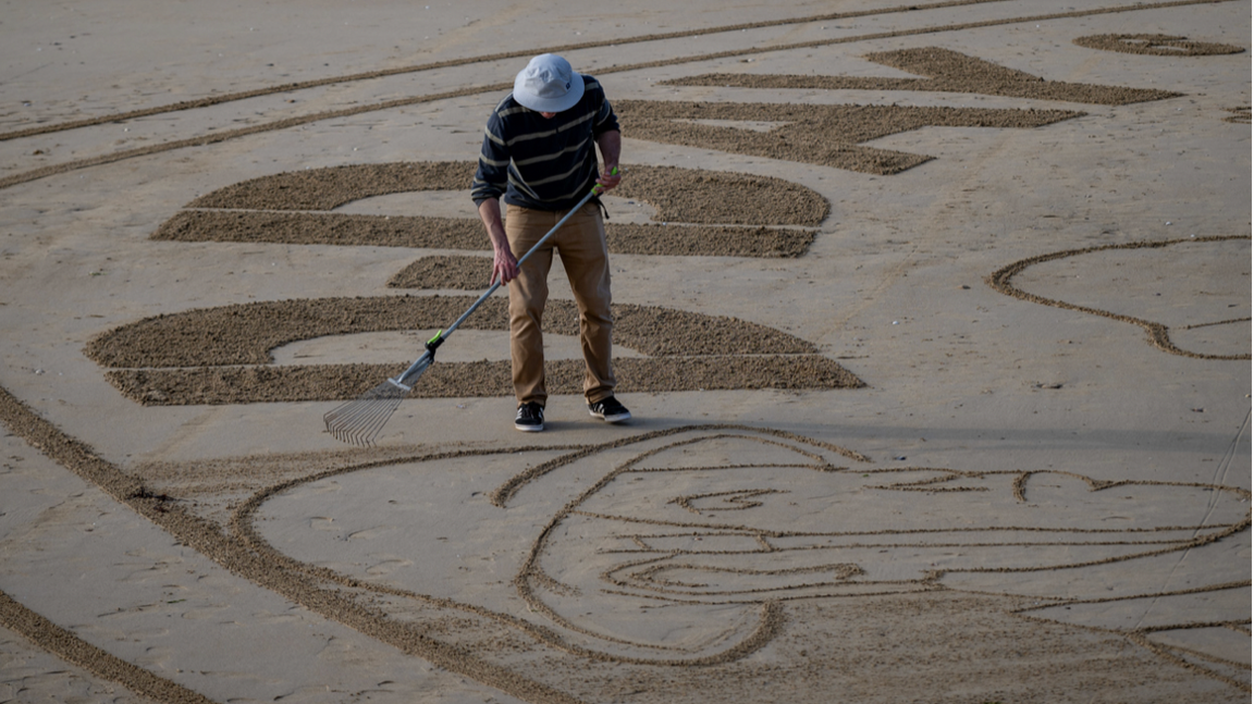 Sand artist recreated the D-Day 80 coin design on ‘Gold’ beach.