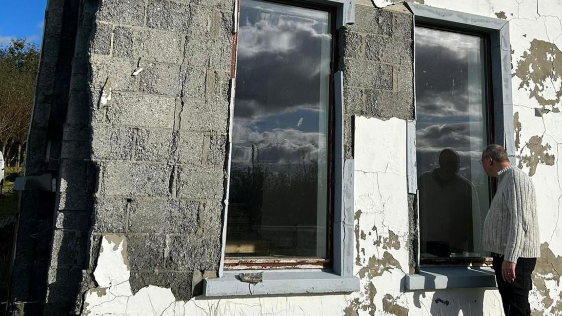 Cracked house 