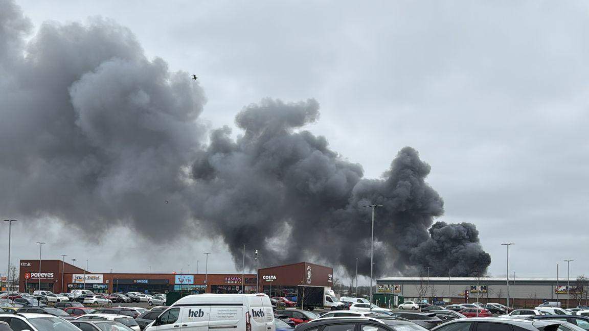 Large fire breaks out at Tindale Retail Park in Bishop Auckland - BBC News