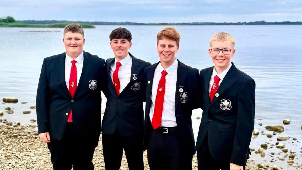 O'r chwith, Iestyn Maddocks, Lewis John Thomas, Gruffudd Williams ac Ethan Thomas yn cystadlu yn Iwerddon