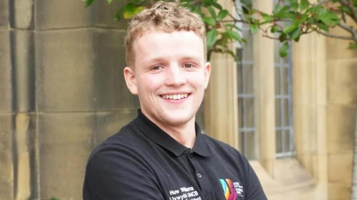 Huw Williams yn ei dymor gyntaf fel Llywydd Undeb Myfyrwyr Cymraeg Bangor. 