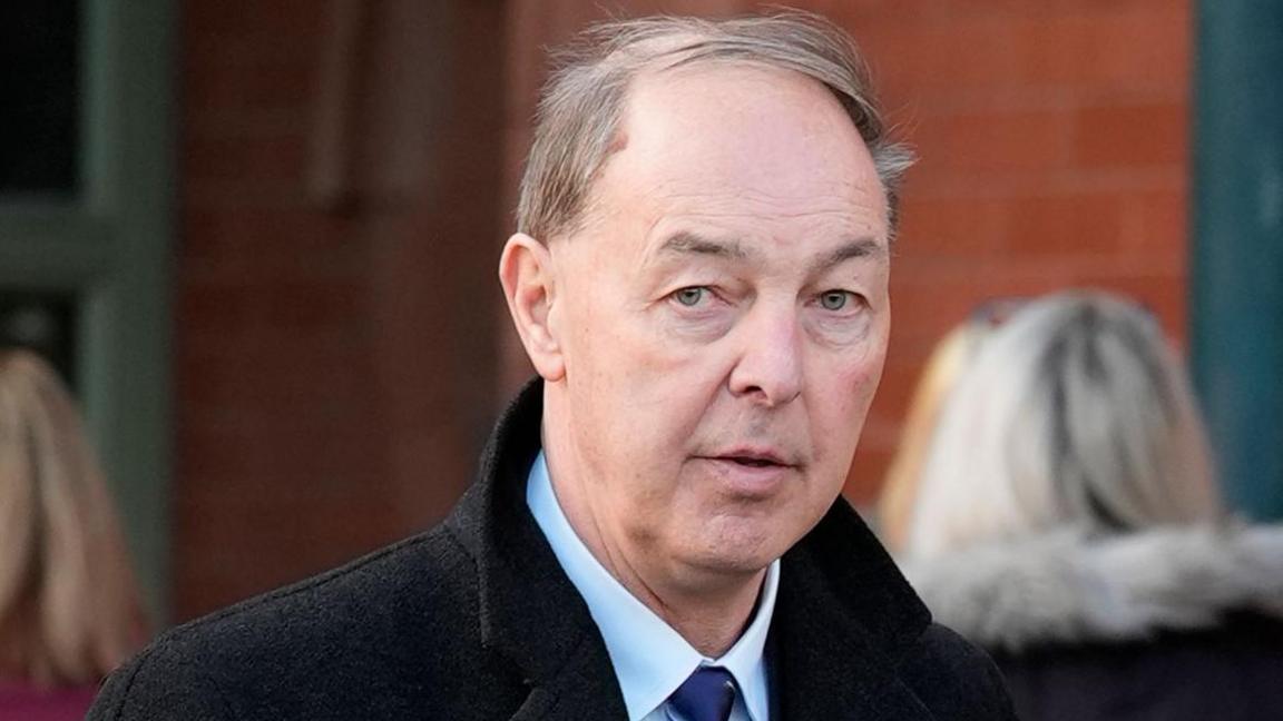 Jonathan Carley yn gadael y llys fore Llun