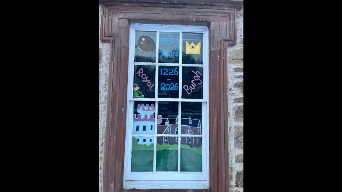 Uinneag air a sgeadachadh le dealbhan