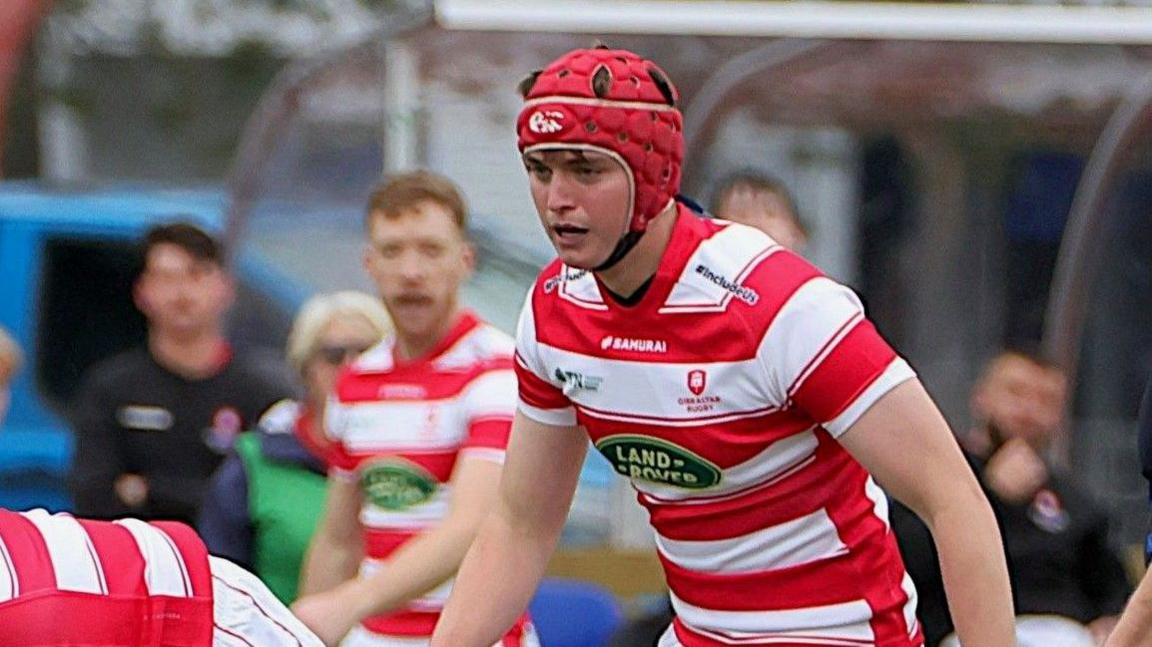 Sean Magee yn ei gap rygbi a'i grys rygbi yn chwarae i dim Gibraltar. Llun wedi ei dynnu yn ystod gem.