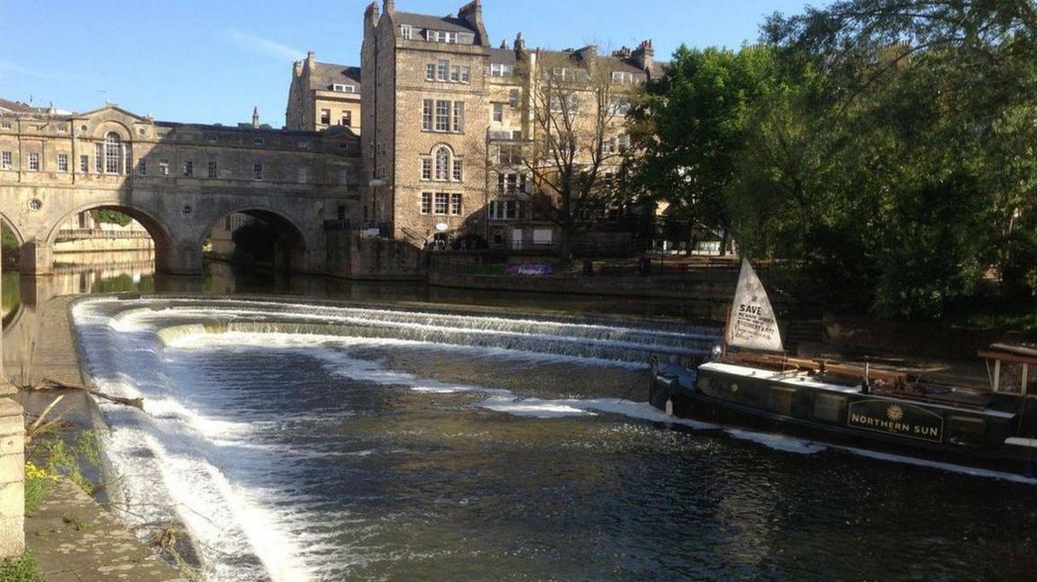 Newark Works protest, barge at Pulteney Weir