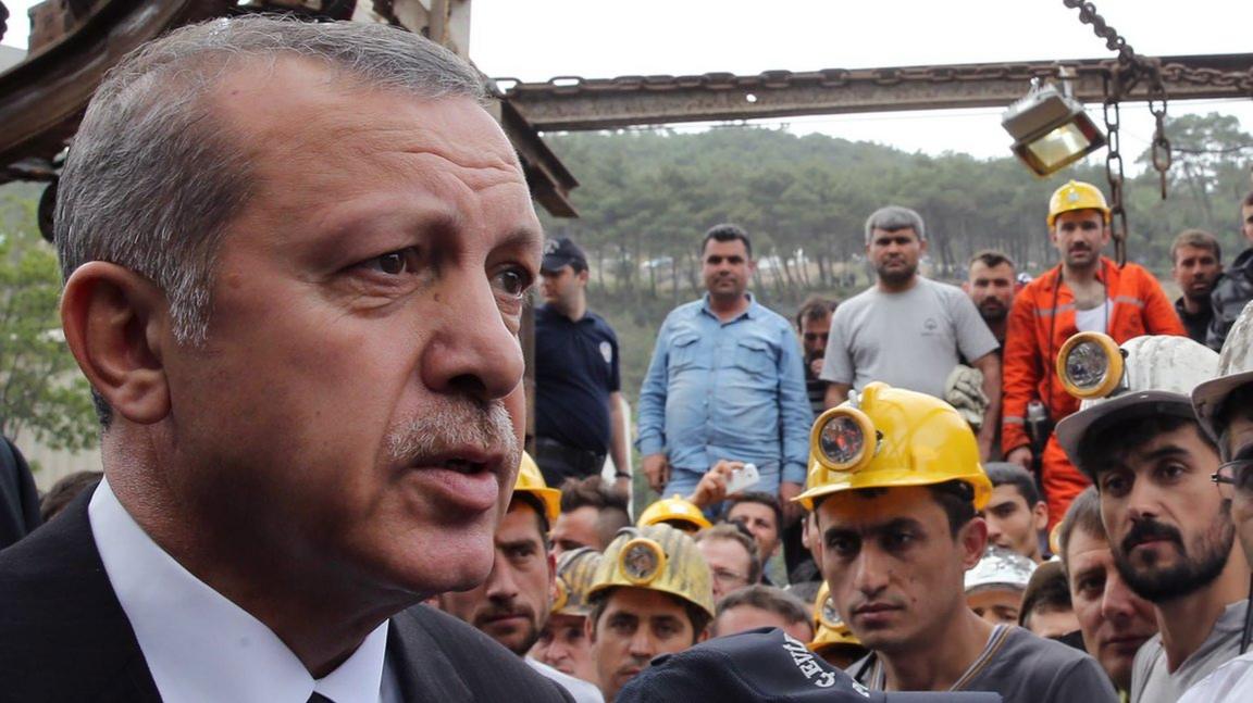 Recep Tayyip Erdogan tours the site of the Soma mine (14 May 2014)