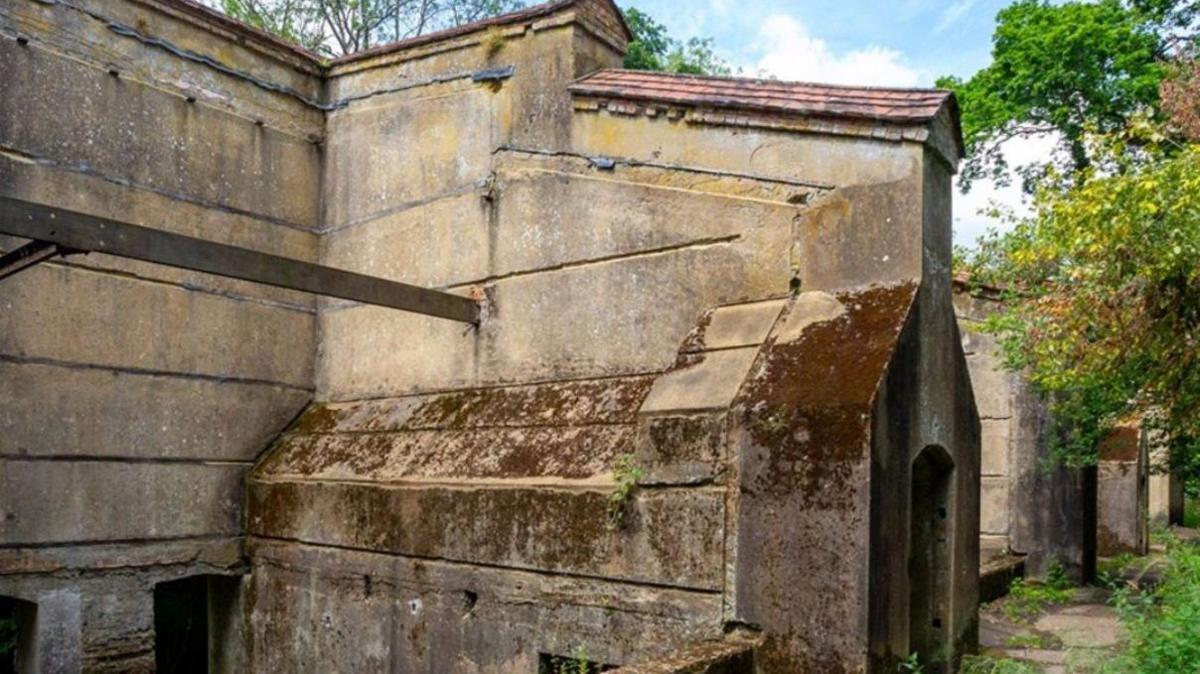 A building still in good condition in the gunpowder works.