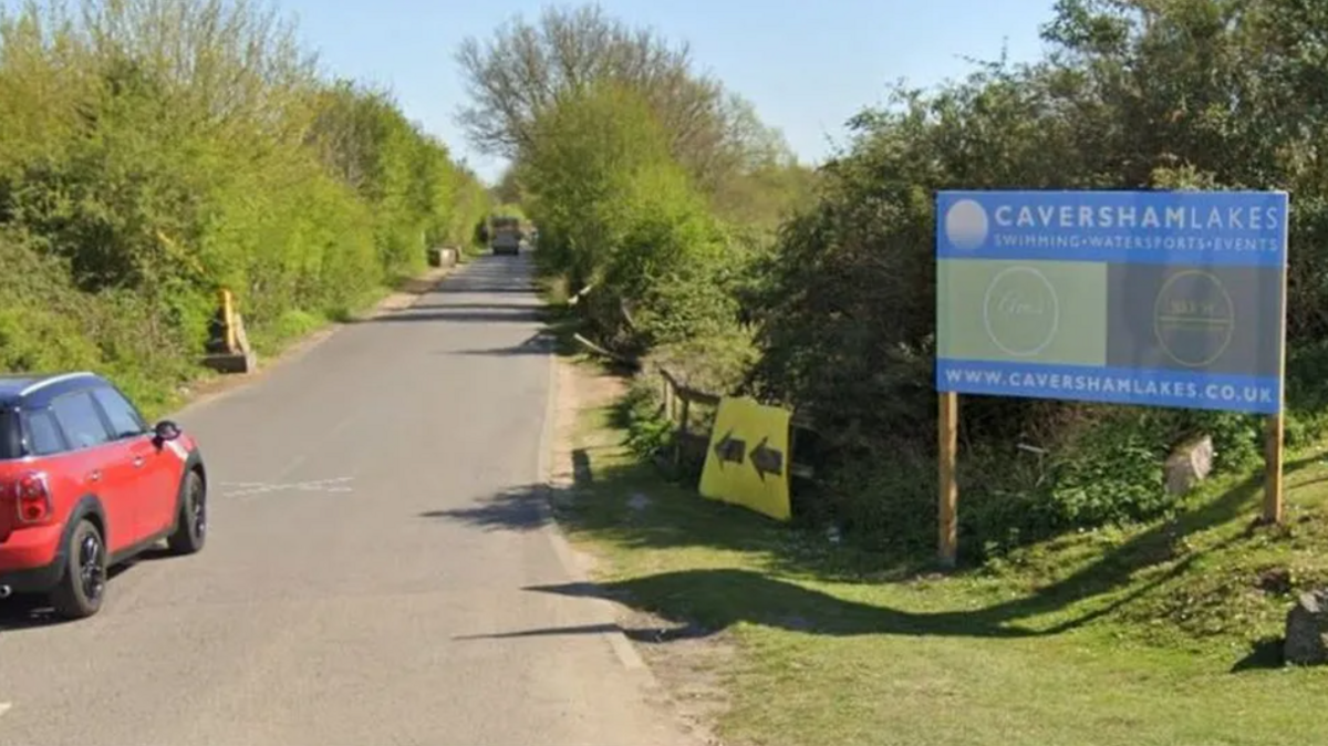 The road leading to Caversham Lakes