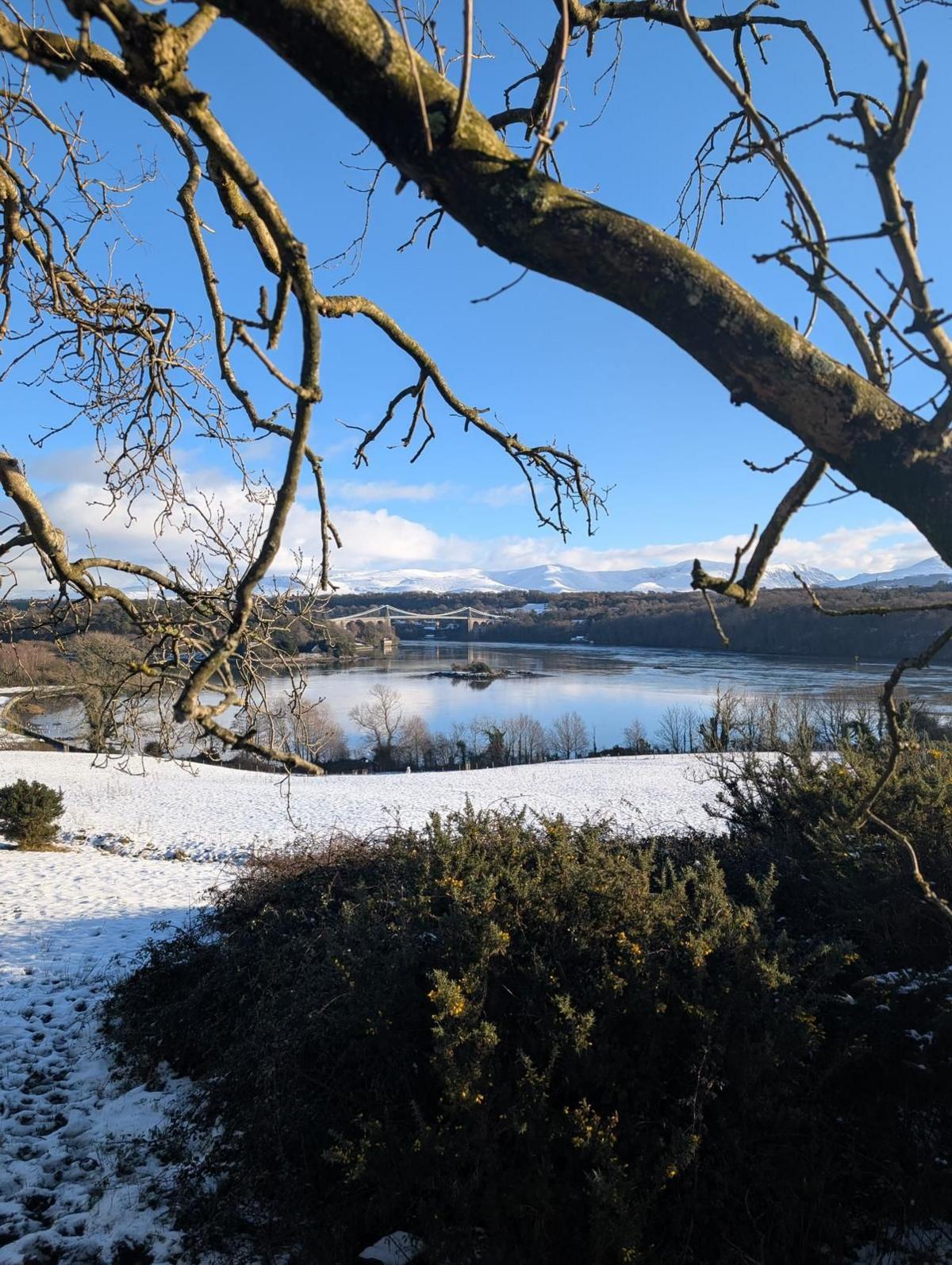 Pont Menai o gyfeiriad Llanfairpwll