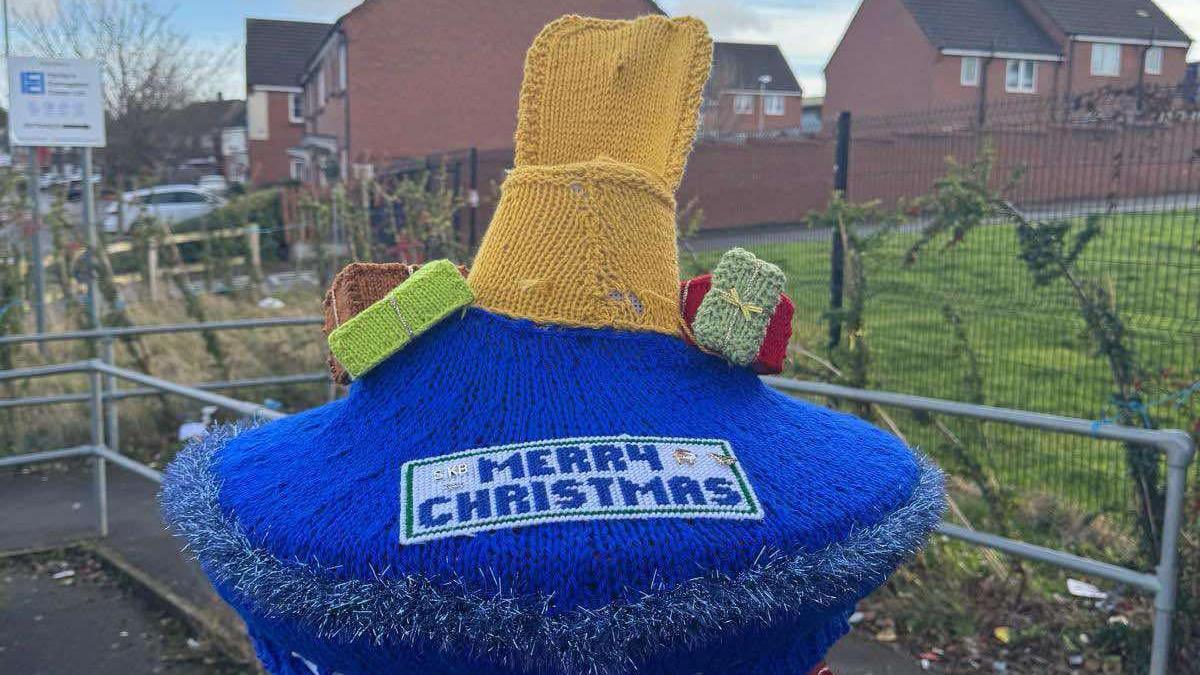 A knitted postbox topper without Santa 