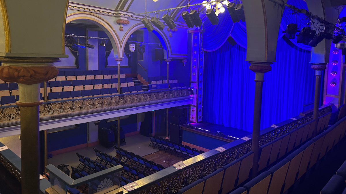 Theatr Canolfan y Celfyddydau, Pontardawe, golau glas ar y llwyfan