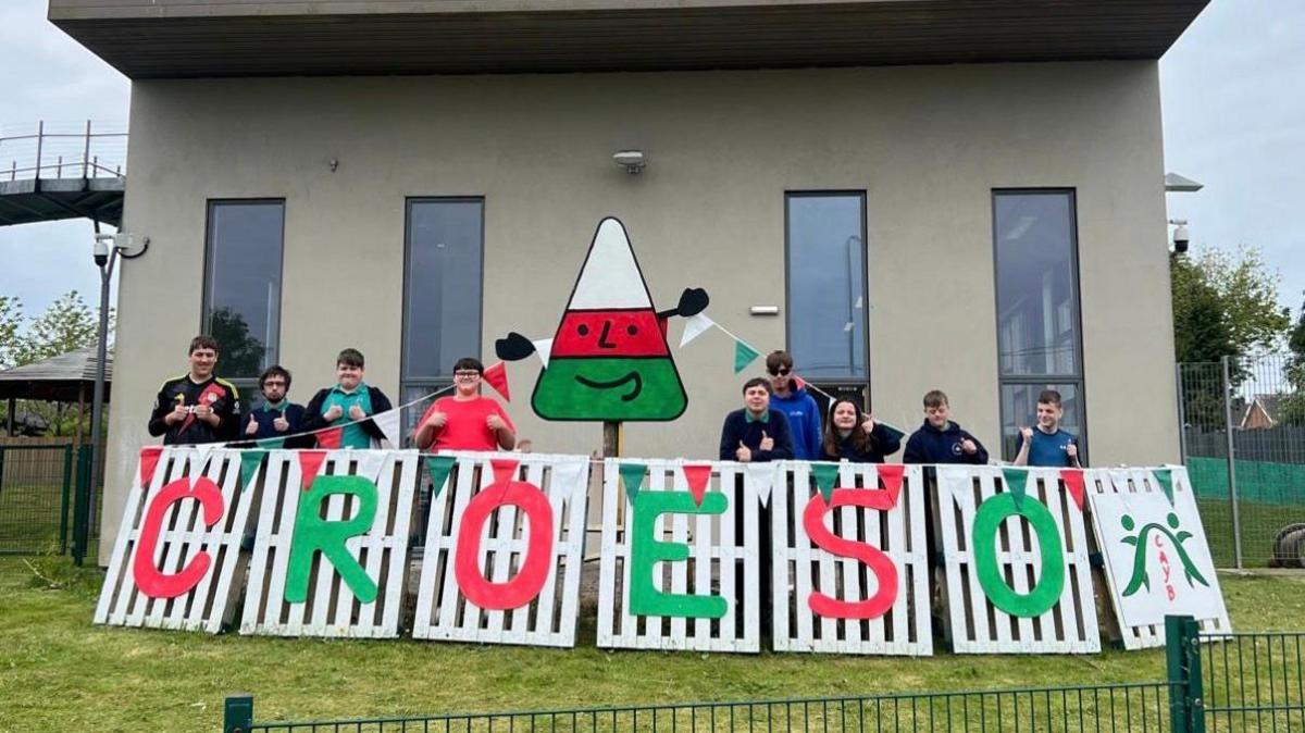Plant o flaen arwydd Croeso