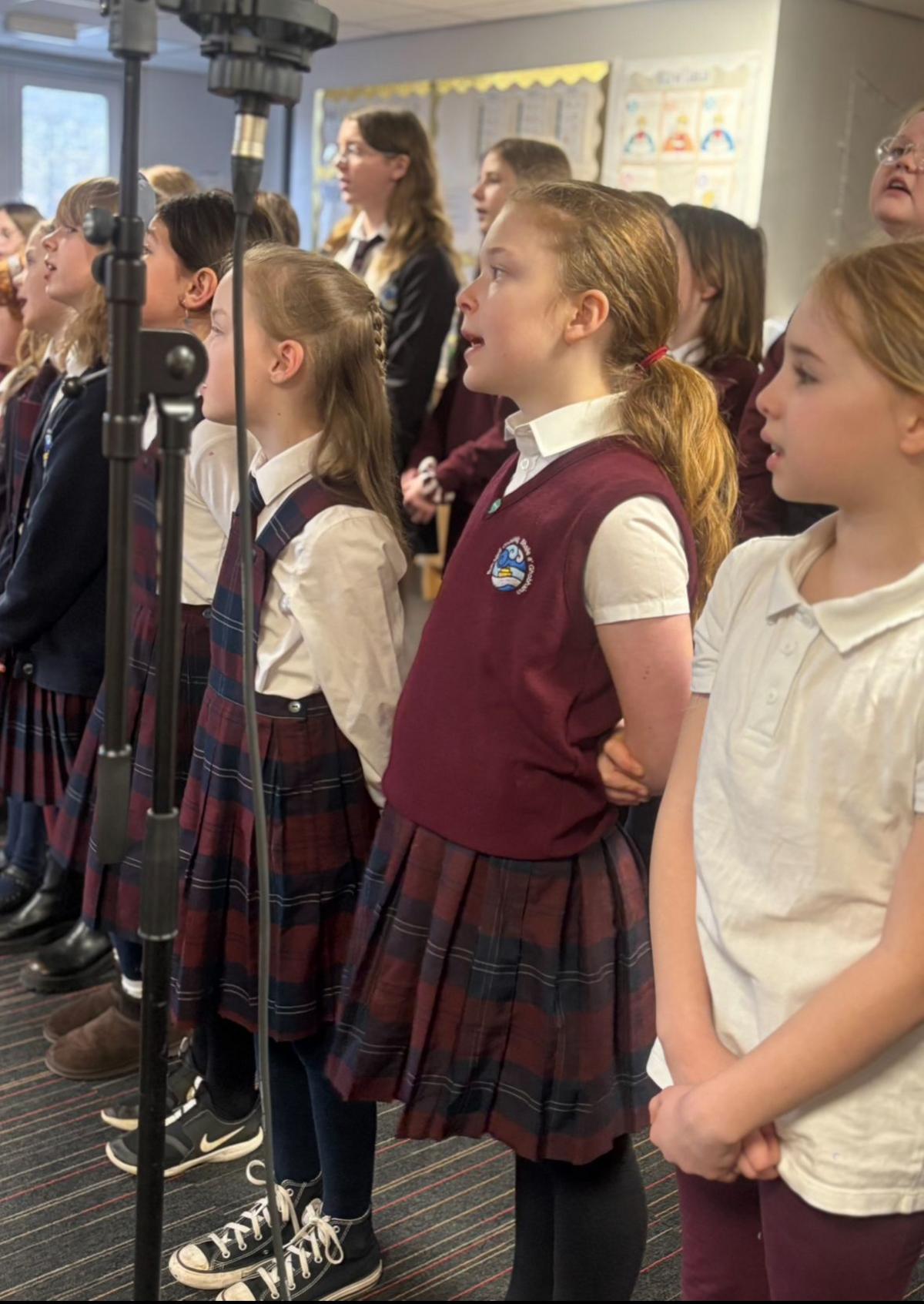Clann-sgoile bho Bhun-sgoil Ghàidhlig Bhaile Ghobhainn