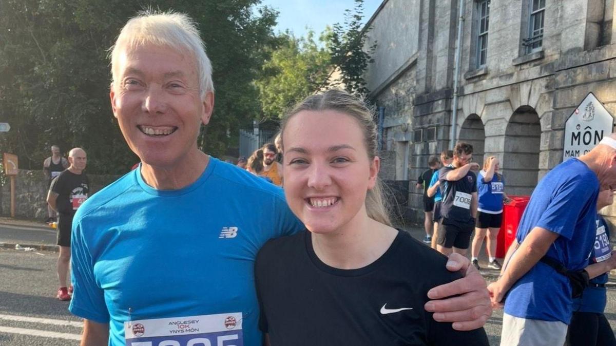 Catrin a Carl Mather ar ddechrau ras