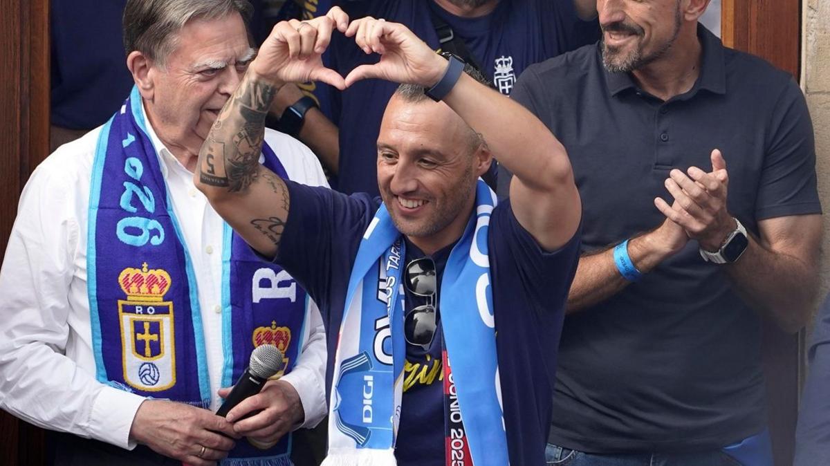 Santi Cazorla makes a heart sign with his fingers to Real Oviedo supporters 