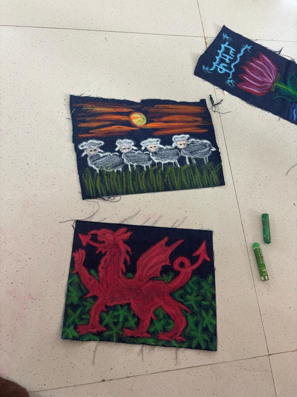 Dau lun ar ddefnydd denim