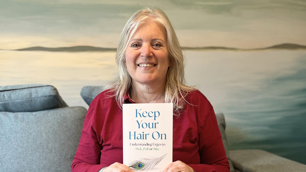 Athro Clare Mackay a chopi o'i llyfr "Keep Your Hair On"